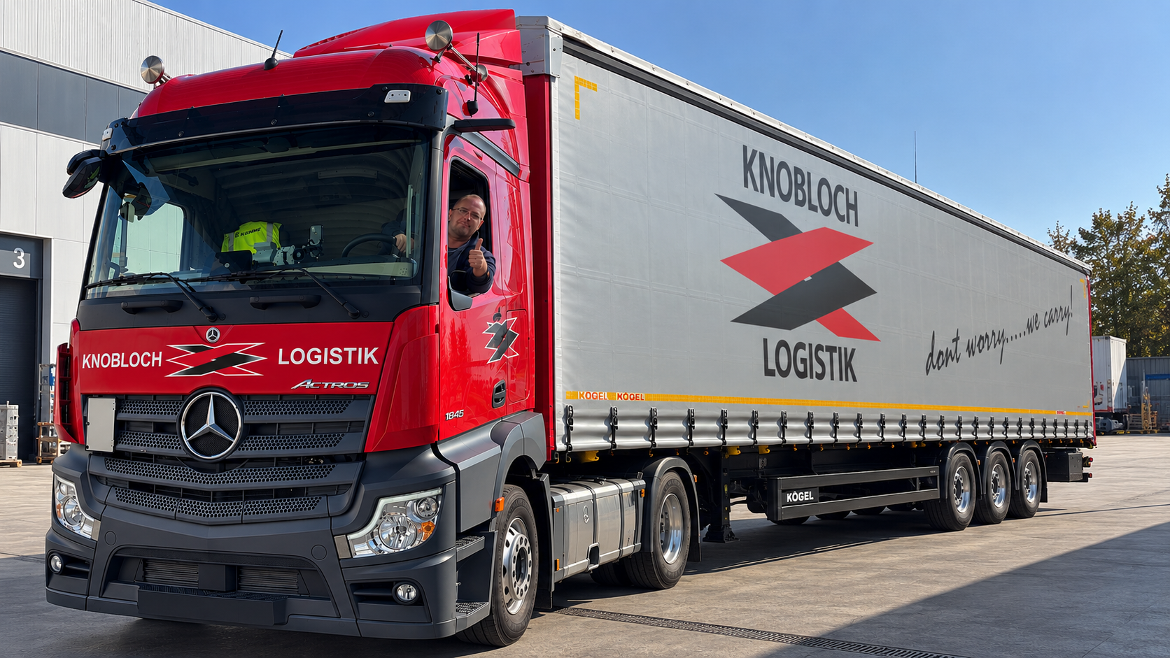 Knobloch-Fahrer im roten Mercedes-Benz Actros zeigt den Daumen nach oben