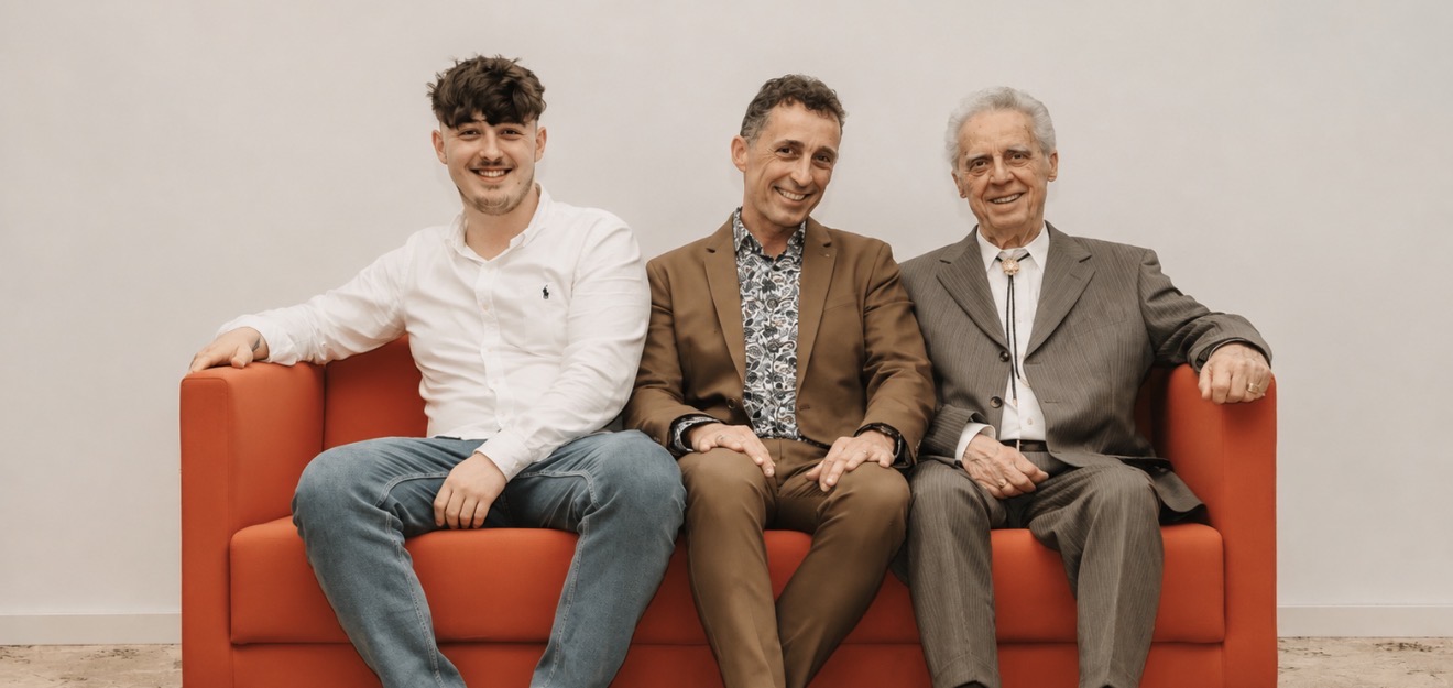 Drei Generationen der Familie Knobloch gemeinsam auf einem Sofa